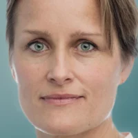 Une photo non datée publiée par le service de presse du gouvernement britannique, reçue à Londres le 13 juin 2025, montre un portrait de Blaise Metreweli, la toute première femme à occuper le poste de directrice du Service secret de renseignement (MI6). (Crédit : GOUVERNEMENT BRITANNIQUE / AFP)