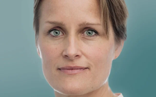 Une photo non datée publiée par le service de presse du gouvernement britannique, reçue à Londres le 13 juin 2025, montre un portrait de Blaise Metreweli, la toute première femme à occuper le poste de directrice du Service secret de renseignement (MI6). (Crédit : GOUVERNEMENT BRITANNIQUE / AFP) Une photo non datée publiée par le service de presse du gouvernement britannique, reçue à Londres le 13 juin 2025, montre un portrait de Blaise Metreweli, la toute première femme à occuper le poste de directrice du Service secret de renseignement (MI6). (Crédit : GOUVERNEMENT BRITANNIQUE / AFP)