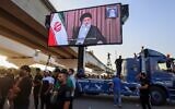 Des partisans de groupes terroristes irakiens pro-Iran transportant un écran sur lequel apparaît le guide suprême iranien, l'ayatollah Ali Khamenei, lors d'une manifestation à Bagdad près de la zone verte, le quartier ultra-sécurisé où se trouve l'ambassade américaine, le 16 juin 2025. (Crédit : Ahmad al-Rubaye/AFP)