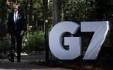 Le chancelier allemand Friedrich Merz arrivant pour être accueilli par le Premier ministre canadien Mark Carney lors du sommet du Groupe des Sept (G7), au Pomeroy Kananaskis Mountain Lodge, à Kananaskis, en Alberta, au Canada, le 16 juin 2025. (Crédit : Brendan Smialowski/AFP)
