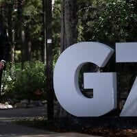 Le chancelier allemand Friedrich Merz arrivant pour être accueilli par le Premier ministre canadien Mark Carney lors du sommet du Groupe des Sept (G7), au Pomeroy Kananaskis Mountain Lodge, à Kananaskis, en Alberta, au Canada, le 16 juin 2025. (Crédit : Brendan Smialowski/AFP)