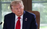 Le président américain Donald Trump assistant à une séance de travail lors du sommet du Groupe des Sept (G7), au Pomeroy Kananaskis Mountain Lodge, à Kananaskis, dans l'Alberta, au Canada, le 16 juin 2025. (Crédit : Ludovic Marin/POOL/AFP)