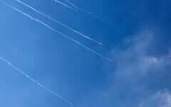 Illustration : Des traînées de roquettes visibles dans le ciel au-dessus de la ville côtière israélienne de Netanya, lors d'un nouveau barrage de missiles iraniens, le 17 juin 2025. (Crédit : Jack Guez/AFP)