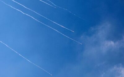 Illustration : Des traînées de roquettes visibles dans le ciel au-dessus de la ville côtière israélienne de Netanya, lors d'un nouveau barrage de missiles iraniens, le 17 juin 2025. (Crédit : Jack Guez/AFP)
