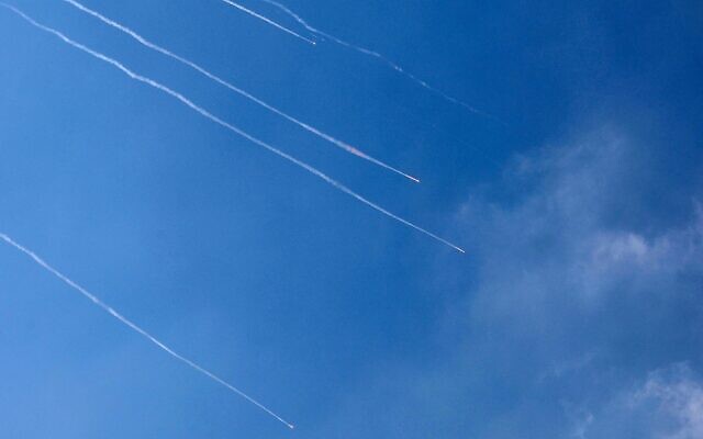 Illustration : Des traînées de roquettes visibles dans le ciel au-dessus de la ville côtière israélienne de Netanya, lors d'un nouveau barrage de missiles iraniens, le 17 juin 2025. (Crédit : Jack Guez/AFP)