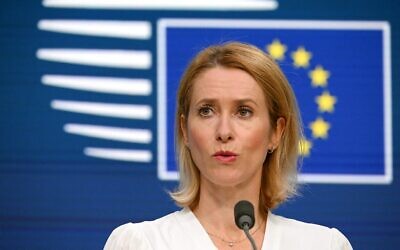 La chef de la diplomatie de l'Union européenne, Kaja Kallas, prenant la parole lors d'une conférence de presse, à la suite d'une vidéoconférence informelle des ministres des Affaires étrangères de l'UE pour aborder la situation au Moyen-Orient, à Bruxelles le 17 juin 2025. (Crédit : Nicolas Tucat/AFP)