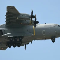 Un avion Airbus A400M Atlas de l'armée de l'air française effectue un vol de démonstration dans le cadre de la 55e édition du Salon international de l'aéronautique et de l'espace au parc des expositions du Bourget, à Paris, le 17 juin 2025. (Crédit : Bertrand GUAY / AFP)