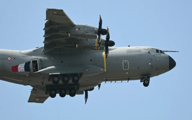 Un avion Airbus A400M Atlas de l'armée de l'air française effectue un vol de démonstration dans le cadre de la 55e édition du Salon international de l'aéronautique et de l'espace au parc des expositions du Bourget, à Paris, le 17 juin 2025. (Crédit : Bertrand GUAY / AFP)