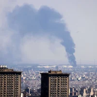 De la fumée s'élève d'une raffinerie de pétrole suite à une frappe israélienne  sur la capitale de l'Iran, Téhéran, le 17 juin 2025. (Crédit : ATTA KENARE / AFP)
