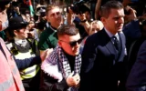 Liam O'Hanna, membre du groupe de rap irlandais Kneecap, connu sous le nom de scène Mo Chara, arrivant au tribunal de première instance de Westminster, à Londres, le 18 juin 2025. (Crédit : Benjamin Cremel/AFP)