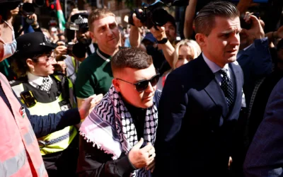 Le membre du groupe de rap irlandais Kneecap, Liam O'Hanna, qui se produit sous le nom de scène Mo Chara, arrive au tribunal de première instance de Westminster à Londres, le 18 juin 2025 (Crédit : BENJAMIN CREMEL / AFP).