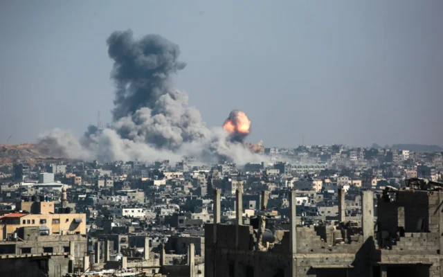 Une colonne de feu et de fumée s'élève à la suite de frappes israéliennes dans des zones situées à l'est du quartier de Tuffah, dans l'est de la ville de Gaza, le 18 juin 2025. (Crédit : Bashar TALEB / AFP) Une colonne de feu et de fumée s'élève à la suite de frappes israéliennes dans des zones situées à l'est du quartier de Tuffah, dans l'est de la ville de Gaza, le 18 juin 2025. (Crédit : Bashar TALEB / AFP)