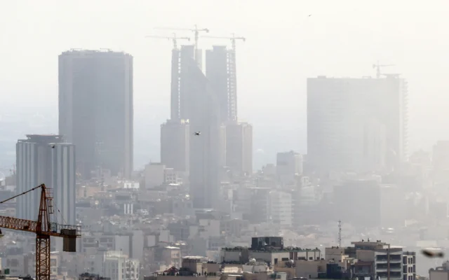 Le ciel enfumé de Téhéran après une frappe israélienne le 18 juin 2025. (Crédit: AFP)