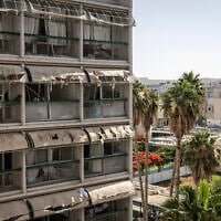 Des chambres de l'hôpital Soroka détruites après une attaque iranienne à Beer Sheva, dans le sud d'Israël, le 19 juin 2025. (Crédit : JOHN WESSELS / AFP)