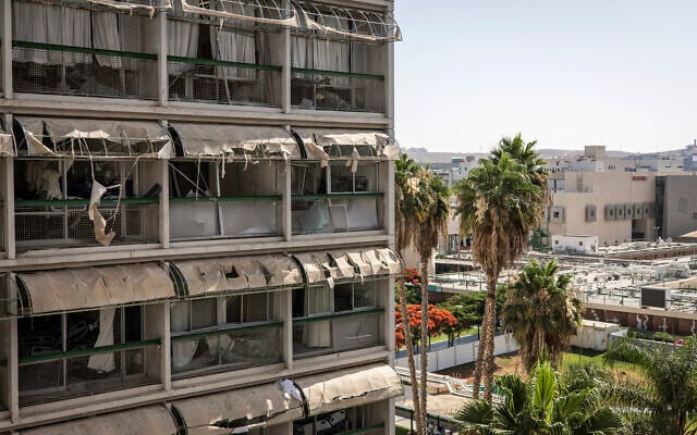 Des chambres de l'hôpital Soroka détruites après une attaque iranienne à Beer Sheva, dans le sud d'Israël, le 19 juin 2025. (Crédit : JOHN WESSELS / AFP)