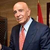 Le négociateur américain Thomas Barrack s'adressant aux journalistes après sa rencontre avec le président du Parlement libanais, à Beyrouth, le 19 juin 2025. (Crédit : AFP)