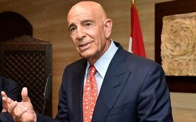 Le négociateur américain Thomas Barrack s'adressant aux journalistes après sa rencontre avec le président du Parlement libanais, à Beyrouth, le 19 juin 2025. (Crédit : AFP)