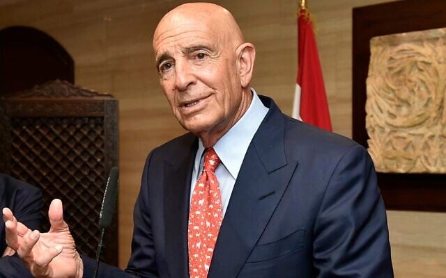 Le négociateur américain Thomas Barrack s'adressant aux journalistes après sa rencontre avec le président du Parlement libanais, à Beyrouth, le 19 juin 2025. (Crédit : AFP)