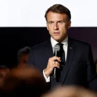 Le président français Emmanuel Macron prononçant un discours au Salon du Bourget, à Paris, le 20 juin 2025. (Crédit : Benoit Tessier/AFP)