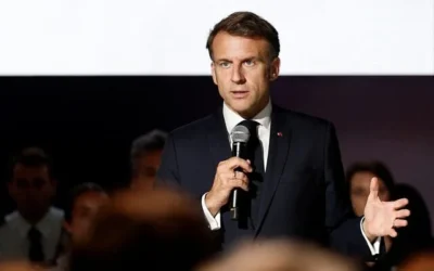 Le président français Emmanuel Macron prononçant un discours au Salon du Bourget, à Paris, le 20 juin 2025. (Crédit : Benoit Tessier/AFP)