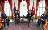 Le président turc Recep Tayyip Erdogan (au centre à droite), le Premier ministre arménien Nikol Pashinyan (au centre à gauche), le ministre turc des Affaires étrangères Hakan Fidan (à droite) et le ministre arménien des Affaires étrangères Ararat Mirzoyan (à gauche) lors de leur rencontre au palais présidentiel de Dolmabahçe, à Istanbul, en Turquie, le 20 juin 2025. (Crédit : Service de presse de la présidence turque/AFP)