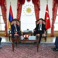 Le président turc Recep Tayyip Erdogan (au centre à droite), le Premier ministre arménien Nikol Pashinyan (au centre à gauche), le ministre turc des Affaires étrangères Hakan Fidan (à droite) et le ministre arménien des Affaires étrangères Ararat Mirzoyan (à gauche) lors de leur rencontre au palais présidentiel de Dolmabahçe, à Istanbul, en Turquie, le 20 juin 2025. (Crédit : Service de presse de la présidence turque/AFP)