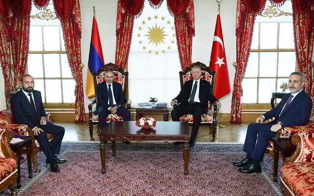 Le président turc Recep Tayyip Erdogan (au centre à droite), le Premier ministre arménien Nikol Pashinyan (au centre à gauche), le ministre turc des Affaires étrangères Hakan Fidan (à droite) et le ministre arménien des Affaires étrangères Ararat Mirzoyan (à gauche) lors de leur rencontre au palais présidentiel de Dolmabahçe, à Istanbul, en Turquie, le 20 juin 2025. (Crédit : Service de presse de la présidence turque/AFP)