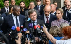 Le ministre allemand des Affaires étrangères Johann Wadephul (au centre), flanqué du ministre britannique des Affaires étrangères David Lammy (à gauche), du ministre français de l'Europe et des Affaires étrangères Jean-Noël Barrot (2e à droite) et de la haute représentante et vice-présidente de l'UE chargée des affaires étrangères et de la politique de sécurité Kaja Kallas (à droite), à l'issue de leur rencontre avec le ministre iranien des Affaires étrangères sur le programme nucléaire de Téhéran, à Genève, le 20 juin 2025. (Fabrice Coffrini / AFP)