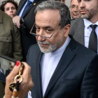 Le ministre iranien des Affaires étrangères Abbas Araghchi après une réunion sur le programme nucléaire de Téhéran, avec le ministre allemand des Affaires étrangères, le ministre français de l'Europe et des Affaires étrangères, le haut représentant de l'Union européenne pour les affaires étrangères et la politique de sécurité et le ministre britannique des Affaires étrangères, à Genève, le 20 juin 2025. (Crédit : Fabrice Coffrini / AFP)