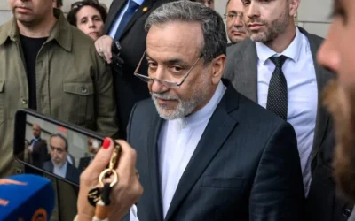 Le ministre iranien des Affaires étrangères Abbas Araghchi après une réunion sur le programme nucléaire de Téhéran, avec le ministre allemand des Affaires étrangères, le ministre français de l'Europe et des Affaires étrangères, le haut représentant de l'Union européenne pour les affaires étrangères et la politique de sécurité et le ministre britannique des Affaires étrangères, à Genève, le 20 juin 2025. (Crédit : Fabrice Coffrini / AFP)