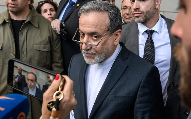 Le ministre iranien des Affaires étrangères Abbas Araghchi après une réunion sur le programme nucléaire de Téhéran, avec le ministre allemand des Affaires étrangères, le ministre français de l'Europe et des Affaires étrangères, le haut représentant de l'Union européenne pour les affaires étrangères et la politique de sécurité et le ministre britannique des Affaires étrangères, à Genève, le 20 juin 2025. (Crédit : Fabrice Coffrini / AFP) Le ministre iranien des Affaires étrangères Abbas Araghchi après une réunion sur le programme nucléaire de Téhéran, avec le ministre allemand des Affaires étrangères, le ministre français de l'Europe et des Affaires étrangères, le haut représentant de l'Union européenne pour les affaires étrangères et la politique de sécurité et le ministre britannique des Affaires étrangères, à Genève, le 20 juin 2025. (Crédit : Fabrice Coffrini / AFP)