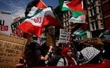 Des manifestants brandissant des drapeaux palestiniens et iraniens et tenant des pancartes sur lesquelles on peut lire « Arrêtez d'armer Israël » se rassemblent à Russell Square pour participer à une marche dans le centre de Londres, le 21 juin 2025, lors d'une manifestation organisée par la Campagne de solidarité avec la Palestine, appelant à « Non à la guerre contre l'Iran », « Arrêtez d'armer Israël », « Arrêtez d'affamer Gaza » et à la fin du « génocide ».(Crédit : Benjamin Cremel/AFP)