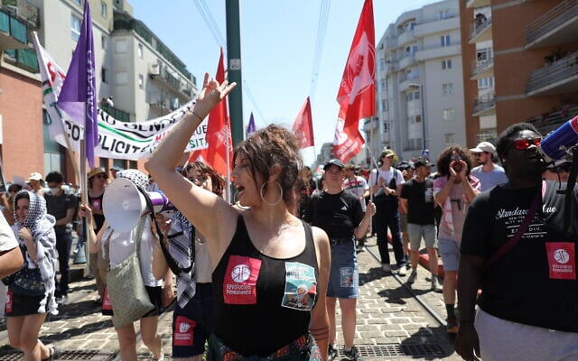 Une manifestation organisée par le collectif "War on War" contre "l'économie de guerre et le commerce de la mort", en marge de la 55e édition du Salon international de l'aéronautique et de l'espace (SIAE) à Paris-Le Bourget, dans la banlieue parisienne, le 21 juin 2025. (Crédit : : ROMAIN PERROCHEAU / AFP)