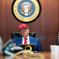 Sur cette photo publiée par la Maison Blanche sur X, on voit le président américain Donald Trump dans la salle de crise de la Maison Blanche, le 21 juin 2025, à Washington, DC. (MAISON BLANCHE / AFP)