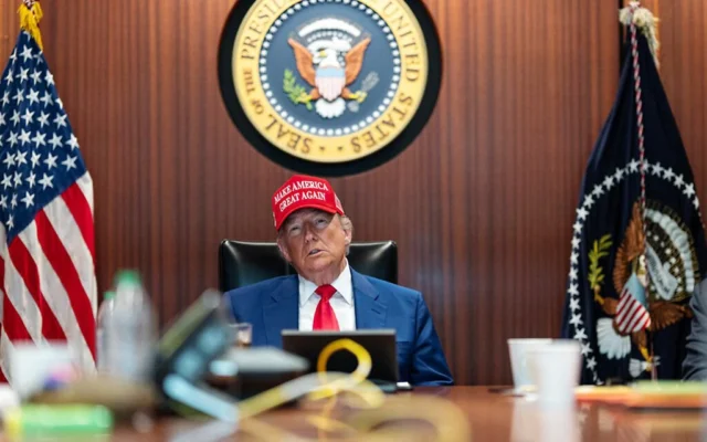 Sur cette photo publiée par la Maison Blanche sur X, on voit le président américain Donald Trump dans la salle de crise de la Maison Blanche, le 21 juin 2025, à Washington, DC. (MAISON BLANCHE / AFP)