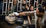 Des Palestiniens reçoivent de la nourriture dans la région d’al-Mawasi, près de Rafa, dans le sud de la bande de Gaza, le 22 juin 2025. (AFP)