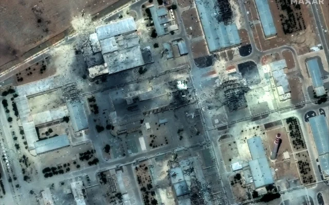 Cette image satellite, fournie par Maxar Technologies et prise le 22 juin 2025, montre les dégâts causés par les frappes américaines sur l'installation d'enrichissement nucléaire d'Ispahan, dans le centre de l'Iran. (Crédit : image satellite ©2025 Maxar Technologies / AFP)