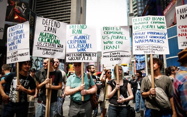 Des personnes participent à une manifestation à Times Square, à New York, le 22 juin 2025, contre les bombardements américains sur des sites nucléaires iraniens. (Kena Betancur / AFP) Des personnes participent à une manifestation à Times Square, à New York, le 22 juin 2025, contre les bombardements américains sur des sites nucléaires iraniens. (Kena Betancur / AFP)