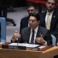 L'ambassadeur d'Israël près l'ONU, Danny Danon, prend la parole lors d'une réunion d'urgence du Conseil de sécurité des Nations Unies à New York, le 22 juin 2025. (Crédit : Bryan R. Smith / AFP)