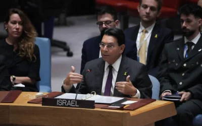 L'ambassadeur israélien auprès des Nations unies, Danny Danon, s'exprimant lors d'une réunion d'urgence du Conseil de sécurité des Nations unies, à New York, le 22 juin 2025. (Crédit : Bryan R. Smith/AFP)