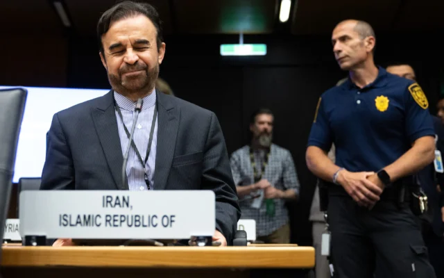L'ambassadeur iranien auprès de l'Agence internationale de l'énergie atomique (AIEA), Reza Najafi, lors d'une réunion extraordinaire du Conseil des gouverneurs de l'AIEA au siège de l'agence à Vienne, en Autriche, le 23 juin 2025. (Crédit : Joe Klamar/AFP)