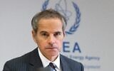 Le directeur général de l'Agence internationale de l'énergie atomique (AIEA), Rafael Grossi, assistant à une réunion extraordinaire du Conseil des gouverneurs au siège de l'agence à Vienne, en Autriche, le 23 juin 2025. (Crédit : Joe Klamar/AFP)