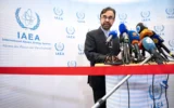 Reza Najafi, ambassadeur de l'Iran auprès de l'Agence internationale de l'énergie atomique (AIEA), s'adressant aux journalistes peu après une réunion du Conseil des gouverneurs de l'AIEA au siège de l'agence, à Vienne, en Autriche, le 23 juin 2025. (Crédit : Joe Klamar/AFP)