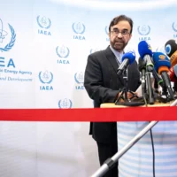 Reza Najafi, ambassadeur de l'Iran auprès de l'Agence internationale de l'énergie atomique (AIEA), s'adresse aux journalistes peu après une réunion du Conseil des gouverneurs de l'AIEA au siège de l'agence à Vienne, en Autriche, le 23 juin 2025. (Crédit : Joe Klamar/AFP)