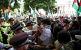 Des manifestants et des policiers s'affrontent lors d'un rassemblement en soutien au groupe pro-palestinien et anti-israélien Palestine Action, après l'annonce par le gouvernement britannique de l'interdiction de ce groupe, à Trafalgar Square, dans le centre de Londres, le 23 juin 2025. (Crédit : HENRY NICHOLLS / AFP)