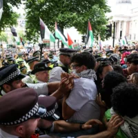 Des manifestants et des policiers s'affrontent lors d'un rassemblement en soutien au groupe pro-palestinien et anti-israélien Palestine Action, après l'annonce par le gouvernement britannique de l'interdiction de ce groupe, à Trafalgar Square, dans le centre de Londres, le 23 juin 2025. (Crédit : HENRY NICHOLLS / AFP)