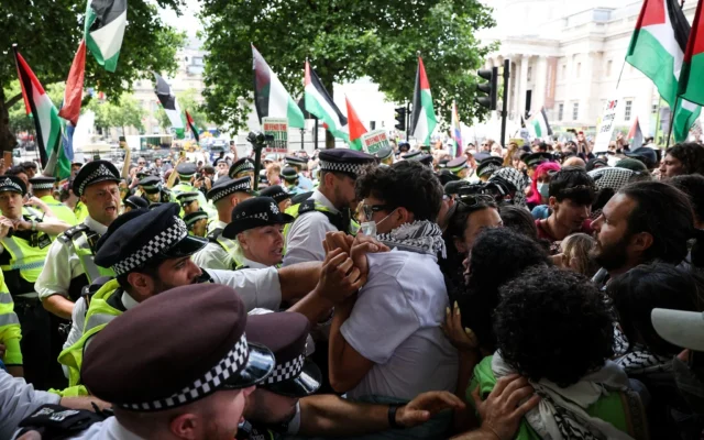 Des manifestants et des policiers s'affrontent lors d'un rassemblement en soutien au groupe pro-palestinien et anti-israélien Palestine Action, après l'annonce par le gouvernement britannique de l'interdiction de ce groupe, à Trafalgar Square, dans le centre de Londres, le 23 juin 2025. (Crédit : HENRY NICHOLLS / AFP)