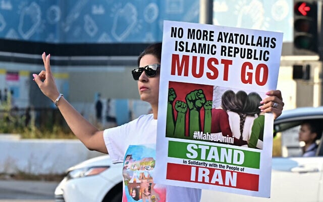 Des manifestants irano-américains qui se rassemblent pour appeler à un changement de régime en Iran, alors que le président américain Donald Trump a annoncé un cessez-le-feu entre Israël et l'Iran, devant le Wilshire Federal Building à Los Angeles, le 23 juin 2025. (Crédit : Frederic J. Brown / AFP)