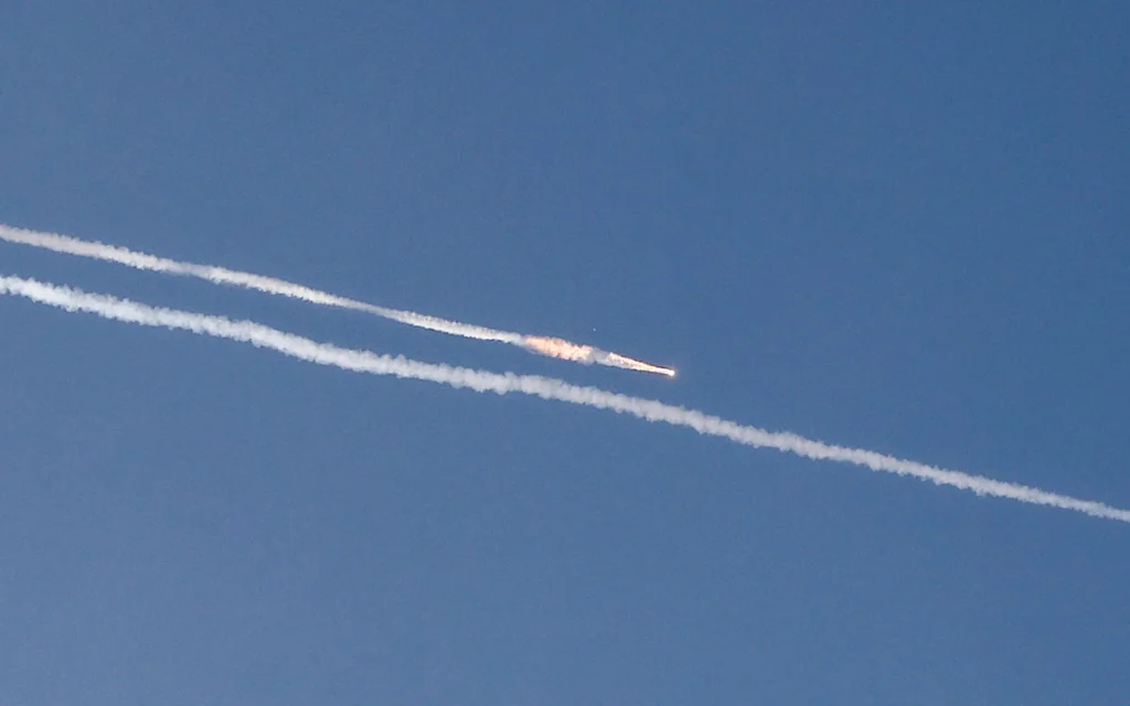 Des traînées visibles dans le ciel au-dessus de la ville côtière de Netanya, lors d'une nouvelle salve de missiles iraniens, le 24 juin 2025. (Crédit : Jack Guez/AFP)