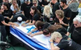 Des personnes en deuil assistent aux funérailles de Jonathan Samerano, otage israélien assassiné, âgé de 22 ans, le 24 juin 2025, au cimetière Nahalat Yitzhak à Tel Aviv. (Crédit : Jack GUEZ / AFP)